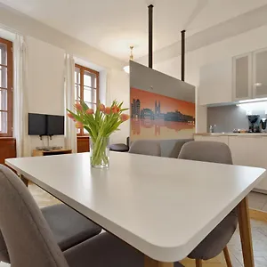 https://historic-centre-apartments-viii.praguehotelsweb.com